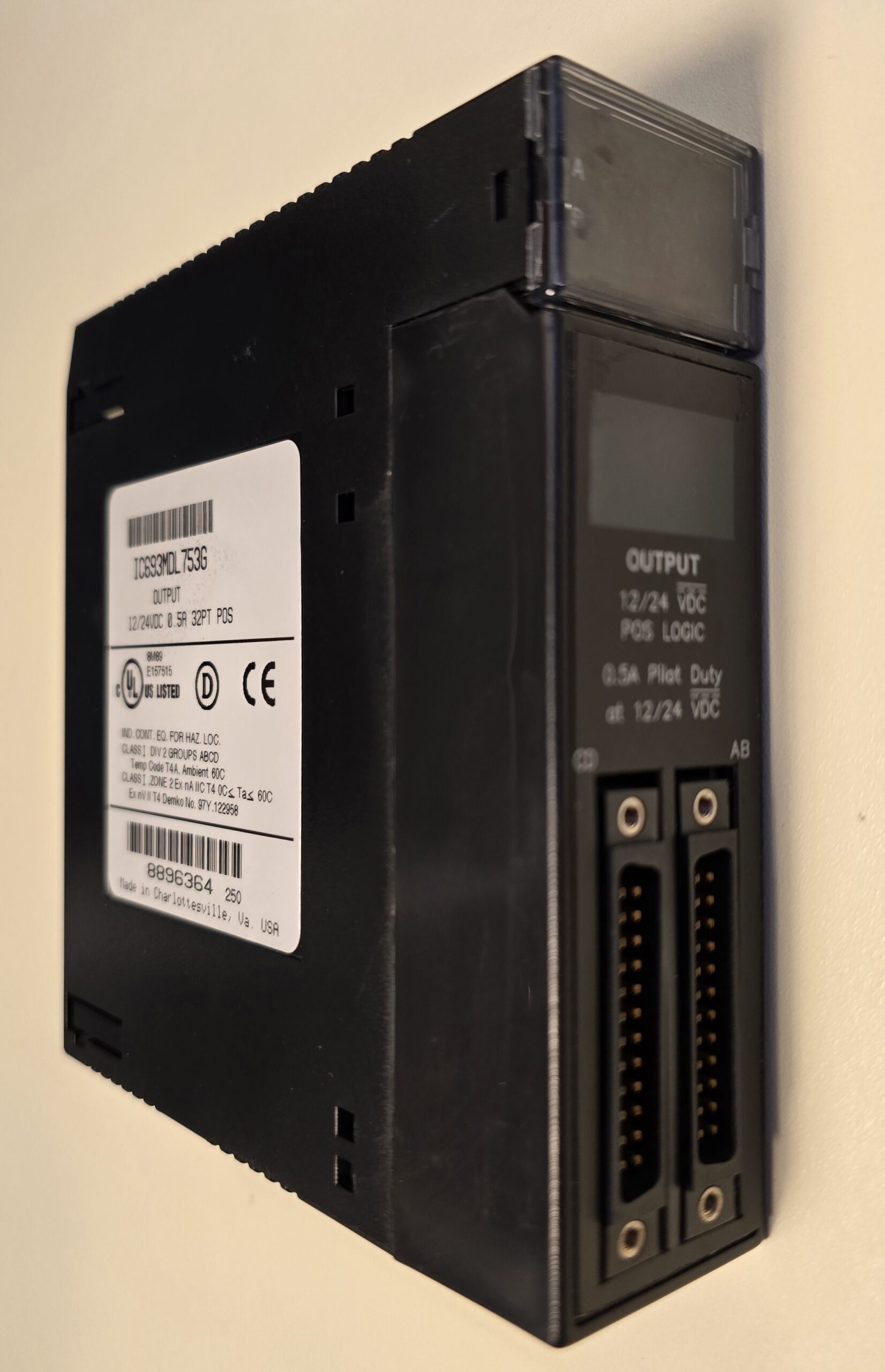 IC693MDL753 5/24 VDC 0.5 a 32 positive logical output module, front three-quarter view