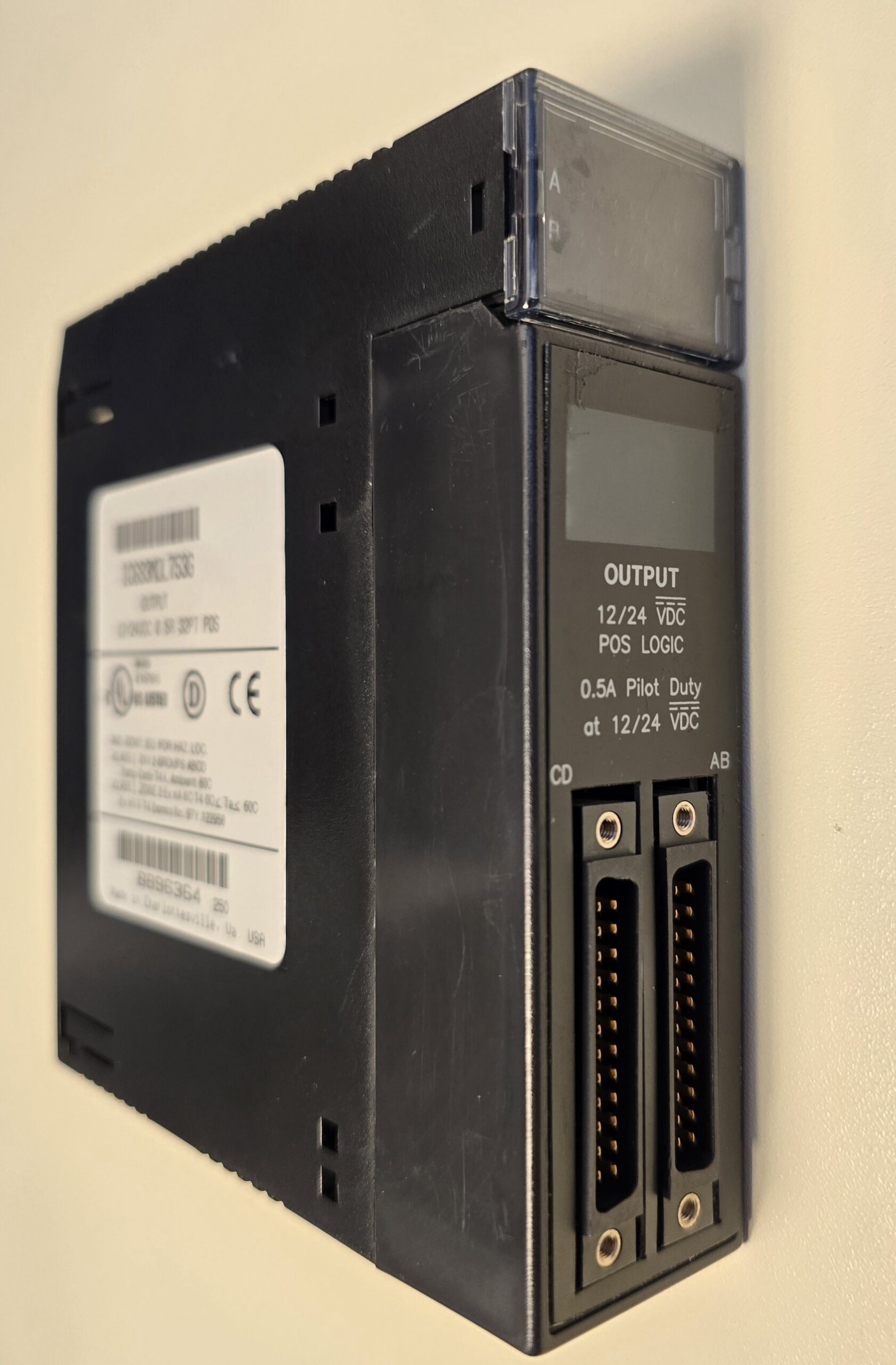 IC693MDL753 5/24 VDC 0.5 a 32 positive logical output module, front three-quarter view