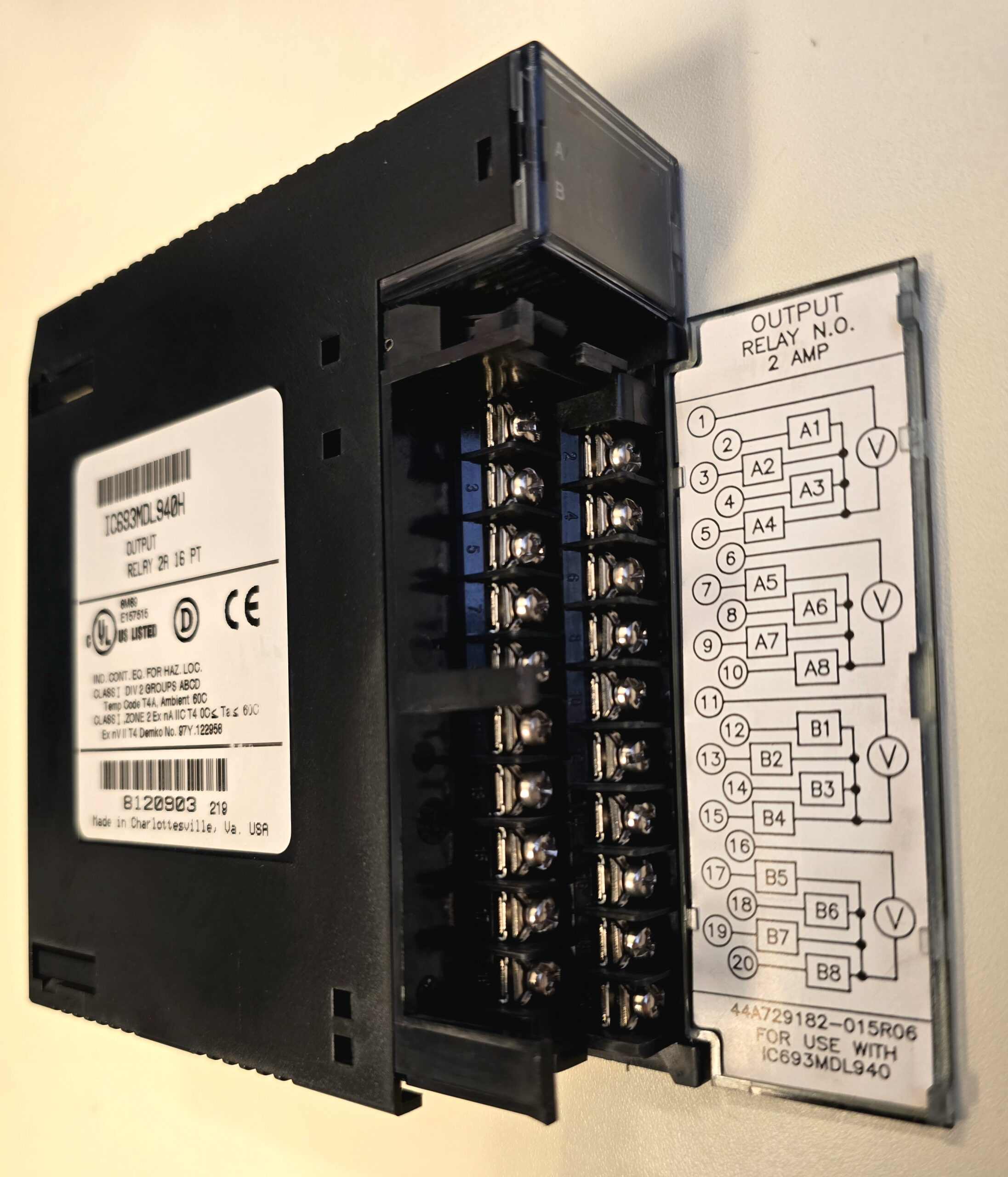 IC693MDL940 5/24 VDC 4 a 16 relay output module with 1 common point / 4, front three-quarter view