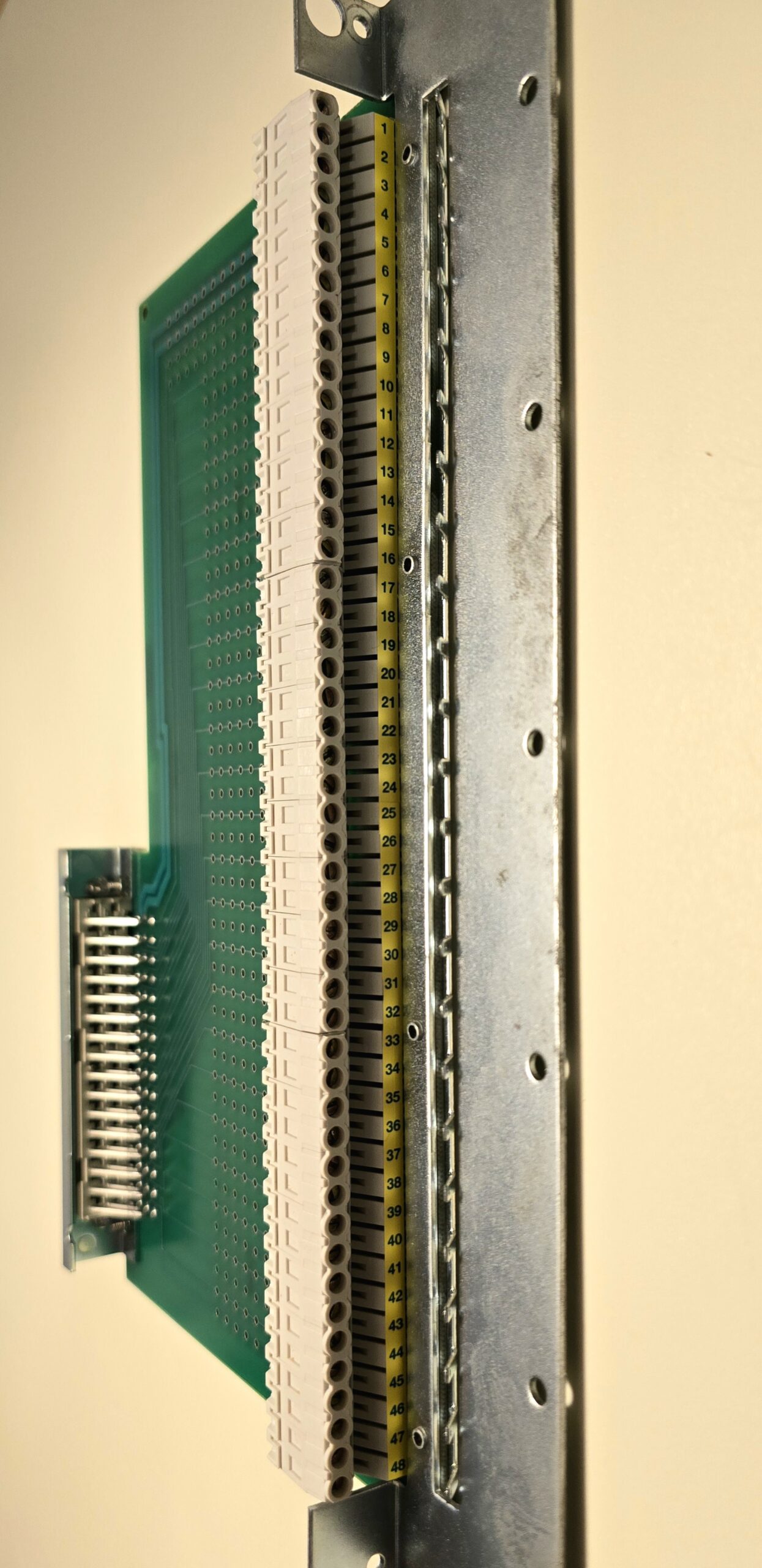 RA150-1 Wiring interface for direct screw connection (wire section < 1.5 mm²), front three-quarter view