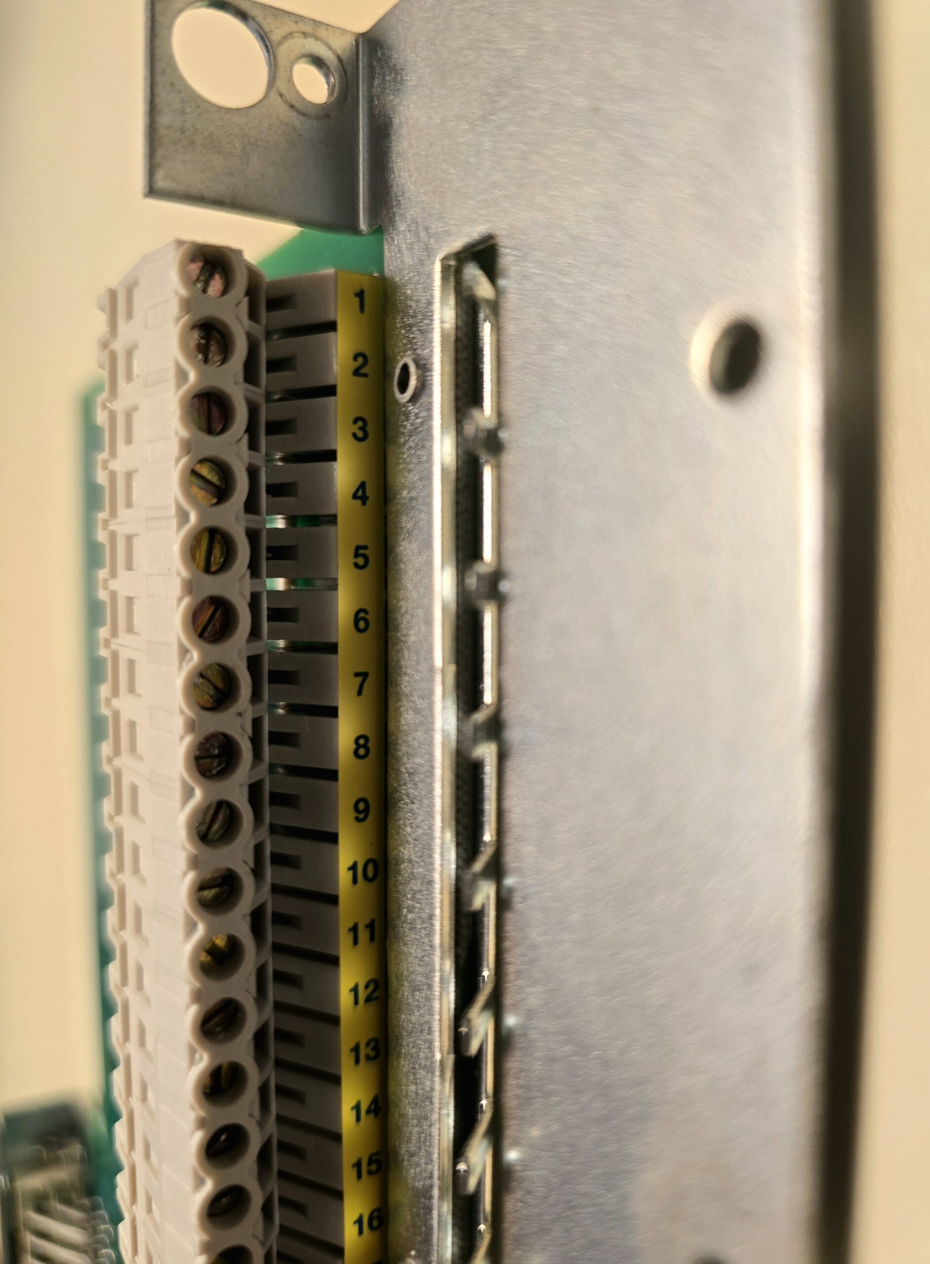 RA150-1 Wiring interface for direct screw connection (wire section < 1.5 mm²), product view